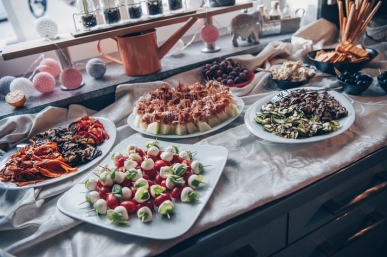 Buffet con antipasti, spiedini e verdure grigliate per un party con delitto