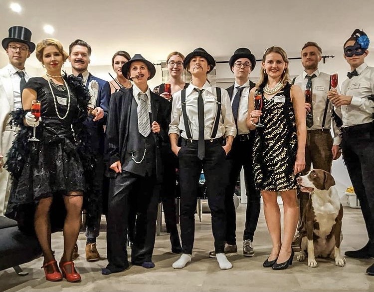 Giocatori in costume anni ’20 durante un party con delitto Bohème Berlin