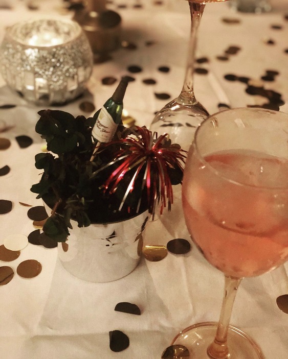 Cocktail e decorazioni di festa sulla tavola
