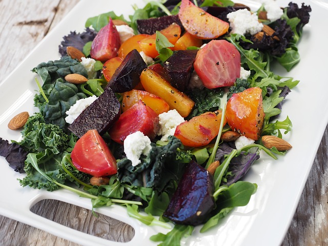 Insalata colorata con barbabietole e formaggio
