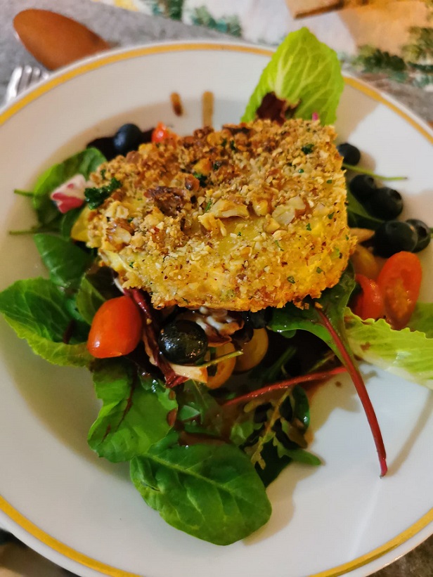 Insalata gourmet servita durante una cena con delitto