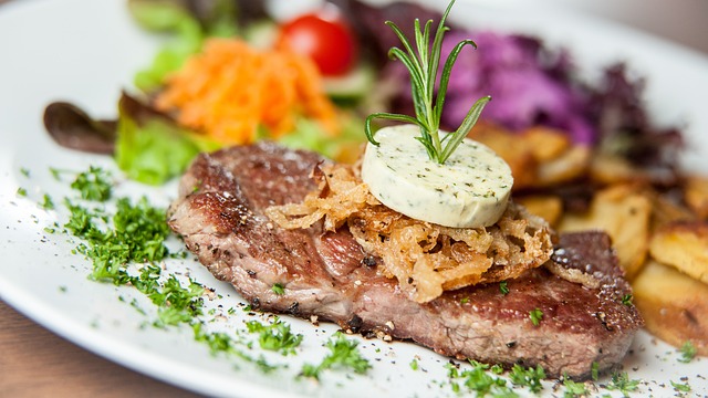 Bistecca con burro alle erbe e verdure