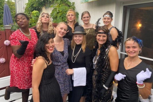 Ospiti in costume durante il party con delitto C’era una volta a Corleone