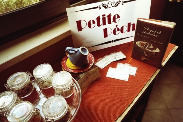 Decorazioni da cioccolateria per la cena con delitto Fondente come il peccato
