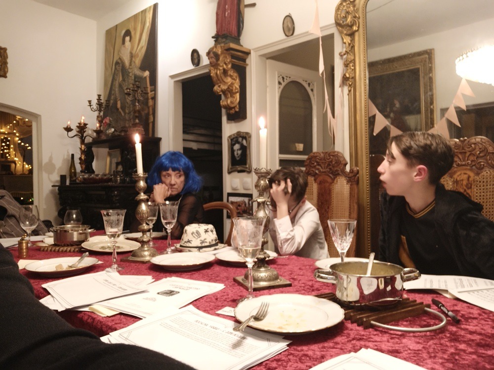 Cena a tavola durante una partita de L’ultimo segreto di Gatsby